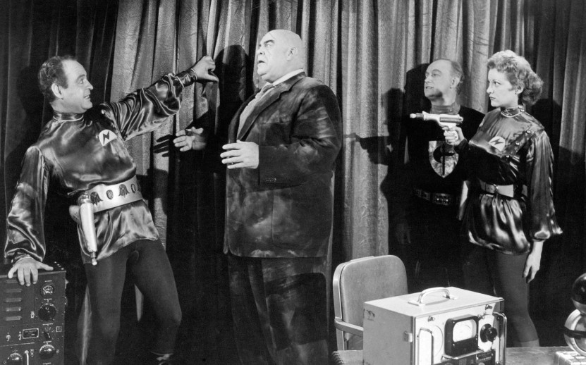  Скудные декорации и нелепые костюмы в главной работе Эда Вуда «План 9 из открытого космоса». Фото: Кинопоиск