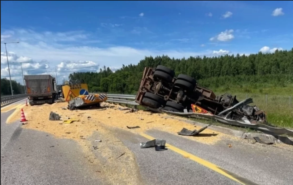 Водитель большегруза погиб в результате аварии в Тверской области