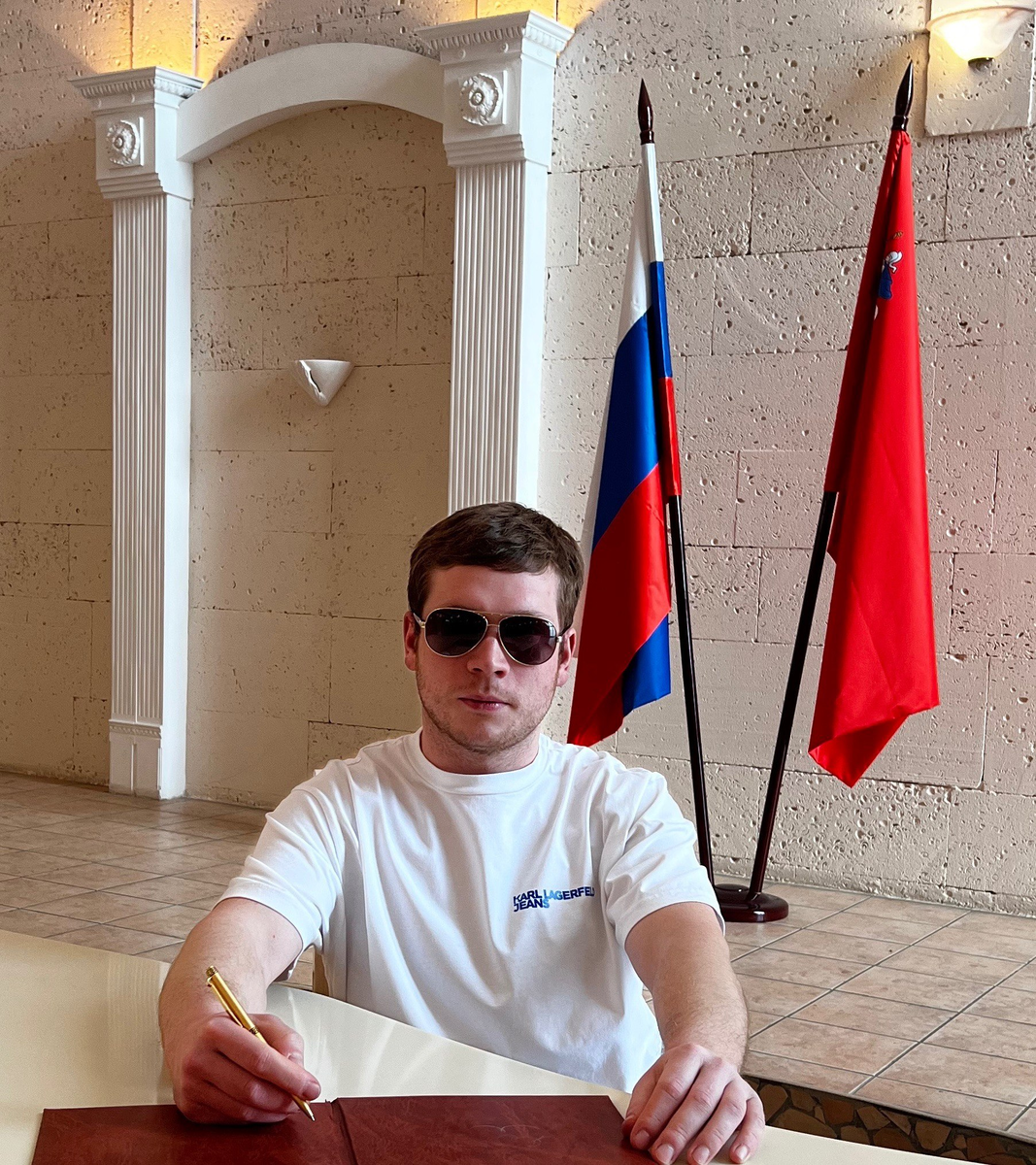 Какой-то парень мешает сфотографировать флаг
