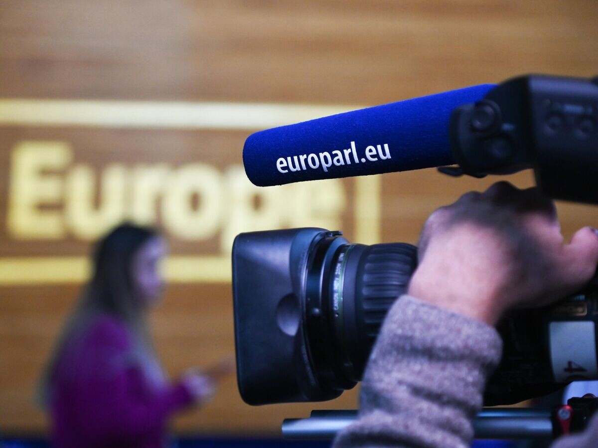    Видеокамера с микрофоном перед пленарной сессией Европарламента в Страсбурге© РИА Новости / Стрингер
