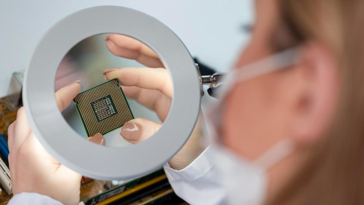    CPU в руках у женщины:Freepik