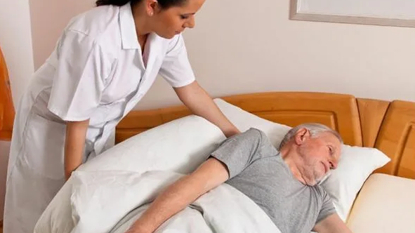 Правильный уход за лежачими больными очень важен для их здоровья и комфорта.