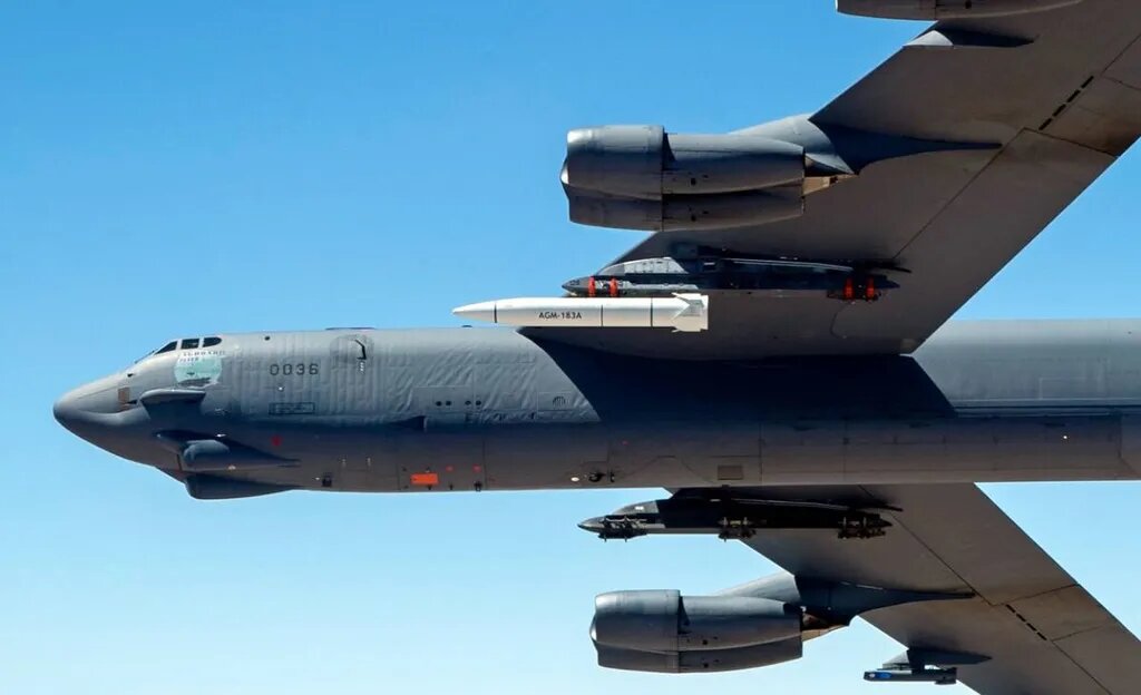 AGM-183A на Б-52 во время испытаний.