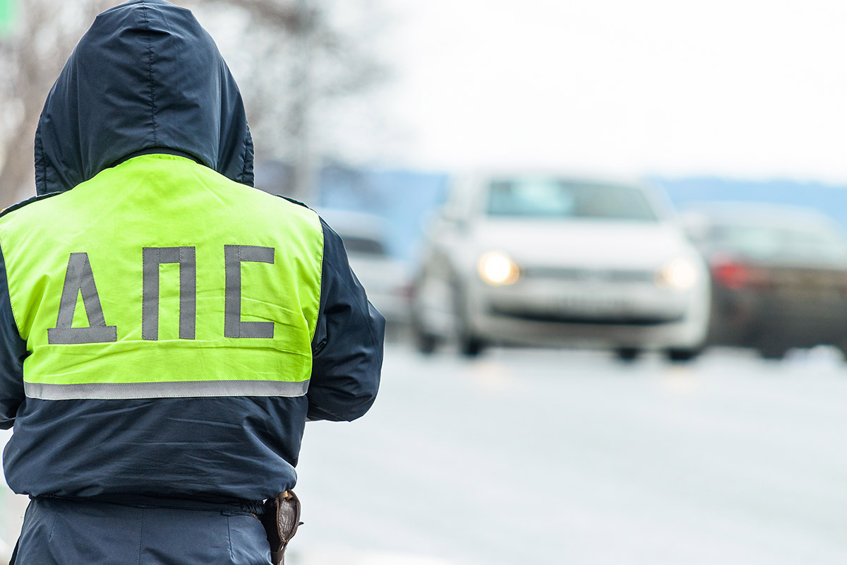    В ряде случаев за повторные нарушения назначают более тяжелые наказания, например, за езду по встречной полосе. Источник: Shutterstock