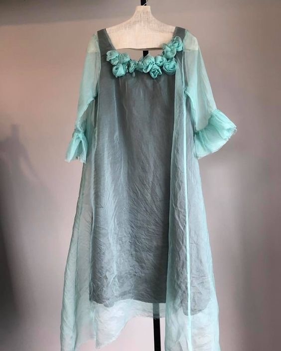 13.добавить второй слой из органзы к платью и украсить объёмными цветами, фото из открытых источников