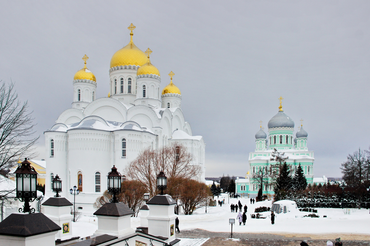 Серафимо-Дивеевский монастырь, Преображенский собор (на переднем плане) и Троицкий собор (на заднем плане).