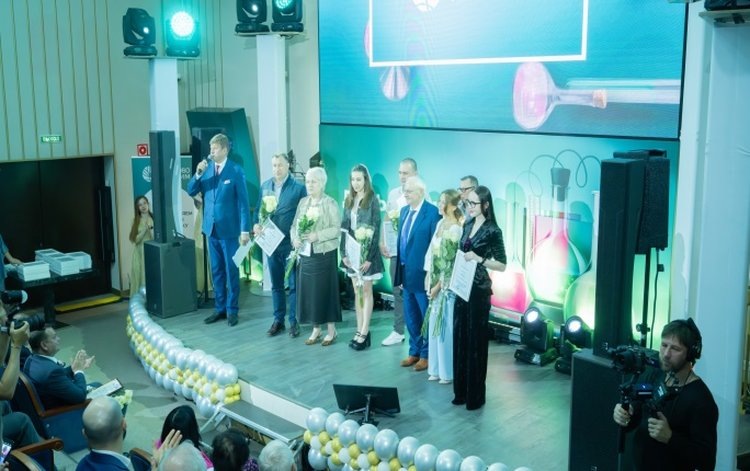 Чествование лучших сотрудников – давняя традиция «Щёлково Агрохим», приуроченная ко Дню химика📷    День химика – 2024: праздник целой страны!
