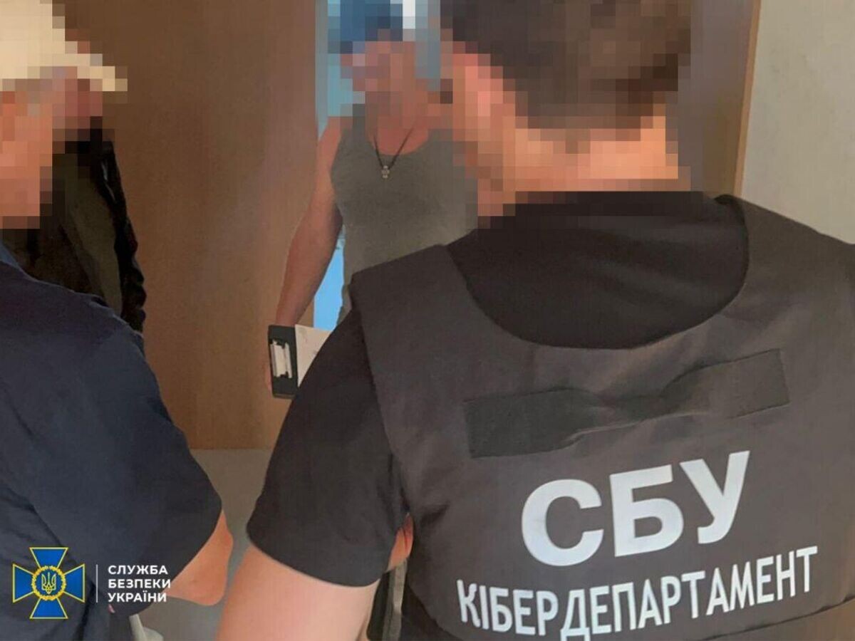    Задержание сотрудниками СБУ экс-чиновника национальной энергетической компании "Укрэнерго", обвиняемого в закупке бронежилетов для сотрудников по вдвое завышенной цене© Фото : СБУ