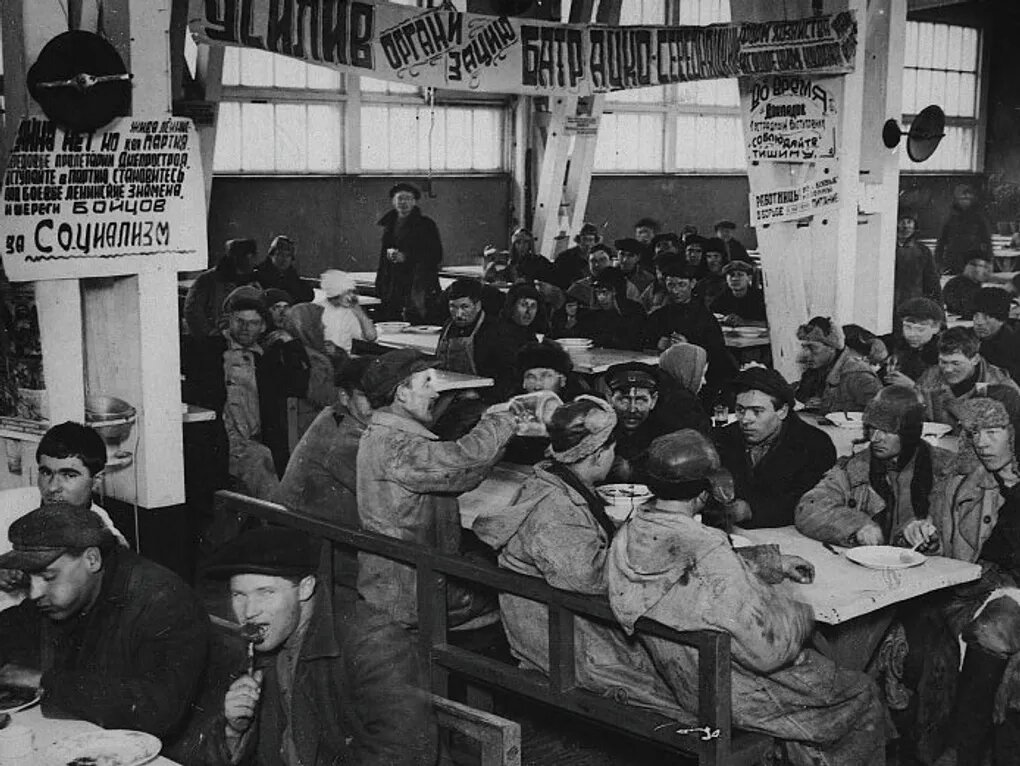ЗАЛ, ГДЕ ОБЕДАЮТ РАБОЧИЕ. ФАБРИКА-КУХНЯ. ДНЕПРОСТРОЙ, ЗАПОРОЖЬЕ, 1930–1932 ГОДЫ. ФОТОГРАФИЯ: РУСС-ФОТО / ГОСУДАРСТВЕННЫЙ ИСТОРИЧЕСКИЙ МУЗЕЙ, МОСКВА
