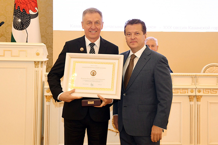    «Хотим поблагодарить строителей, коллектив казанской компании «Евростройхолдинг+» во главе с Владимиром Александровичем Казиловым, которые в рекордные сроки и качественно провели ремонт в преддверии саммита БРИКС» Фото: kzn.ru