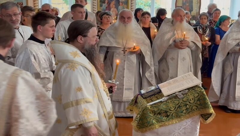    Владыка Варлаам читает заупокойную литургию. Фото: Кадр из видео/Telegram-канал священника Николая Дубинина
