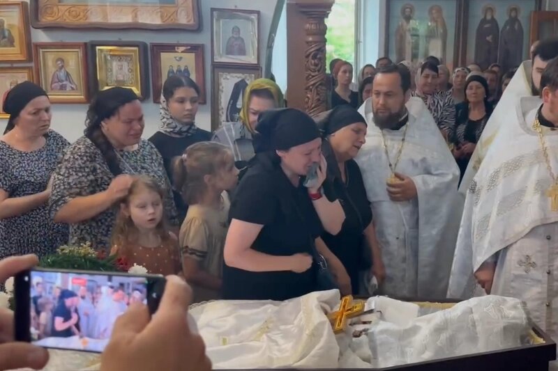    Матушка Валентина, дочери, зятья и внучки прощаются с батюшкой. Фото: Кадр из видео/Telegram-канал священника Николая Дубинина.