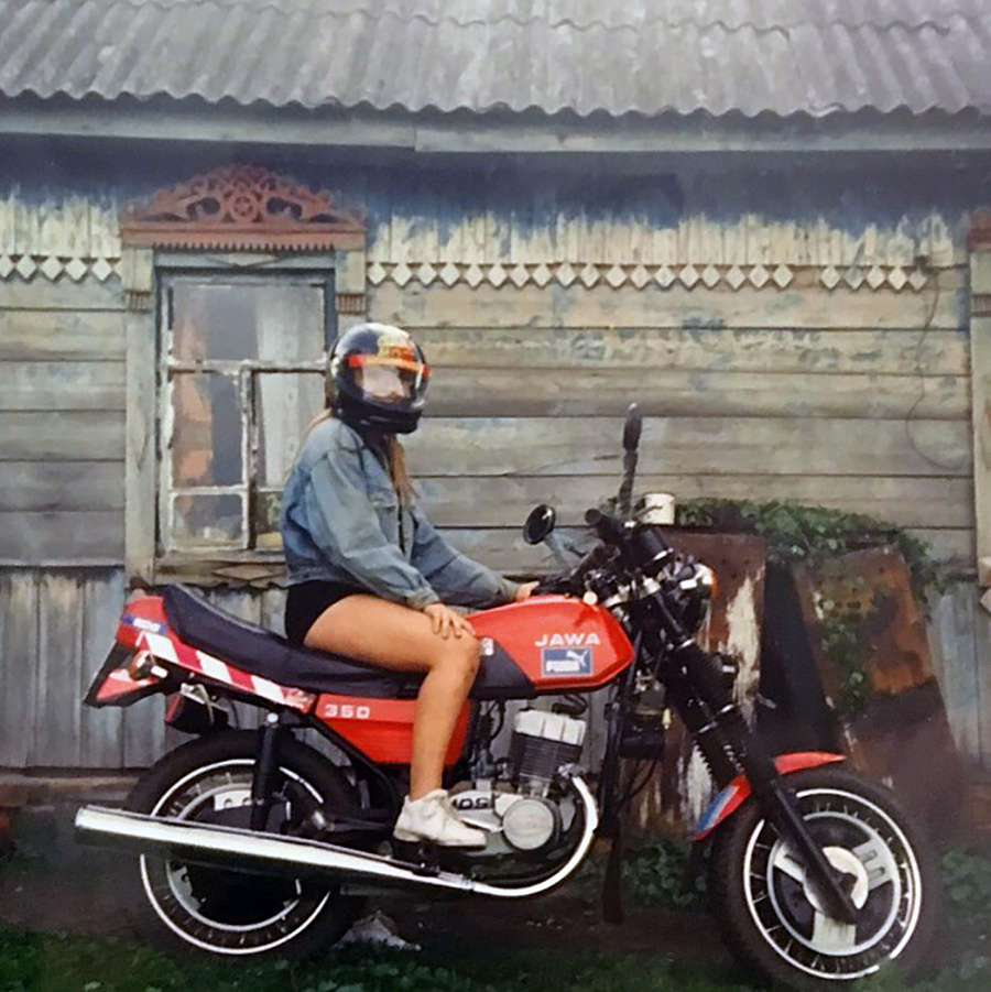 Девушка на мотоцикле  «Jawa». Россия, 1995-й год