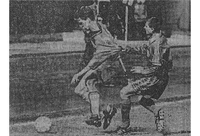 «Торпедо» - «Балтика» (Калининград) - 2:2. Балтиец Руслан Аджинджал удерживает за футболку торпедовца Дмитрия Прокопенко.