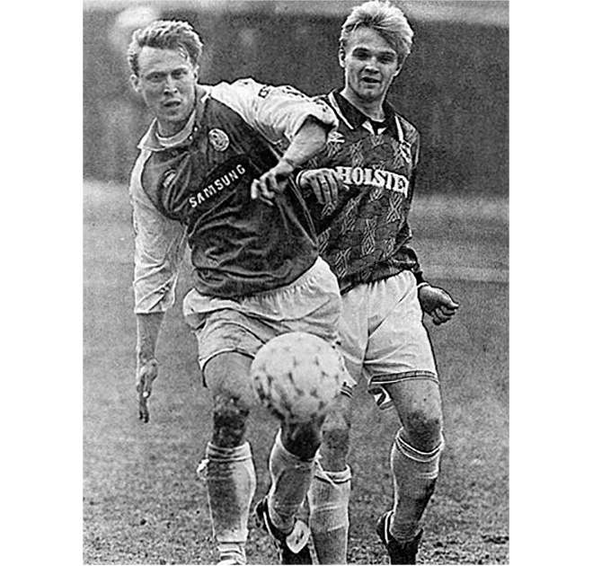 «Торпедо» - «Локомотив» (Москва) - 1:2. Железнодорожник Олег Елышев (слева) и торпедовец Александр Бородкин.