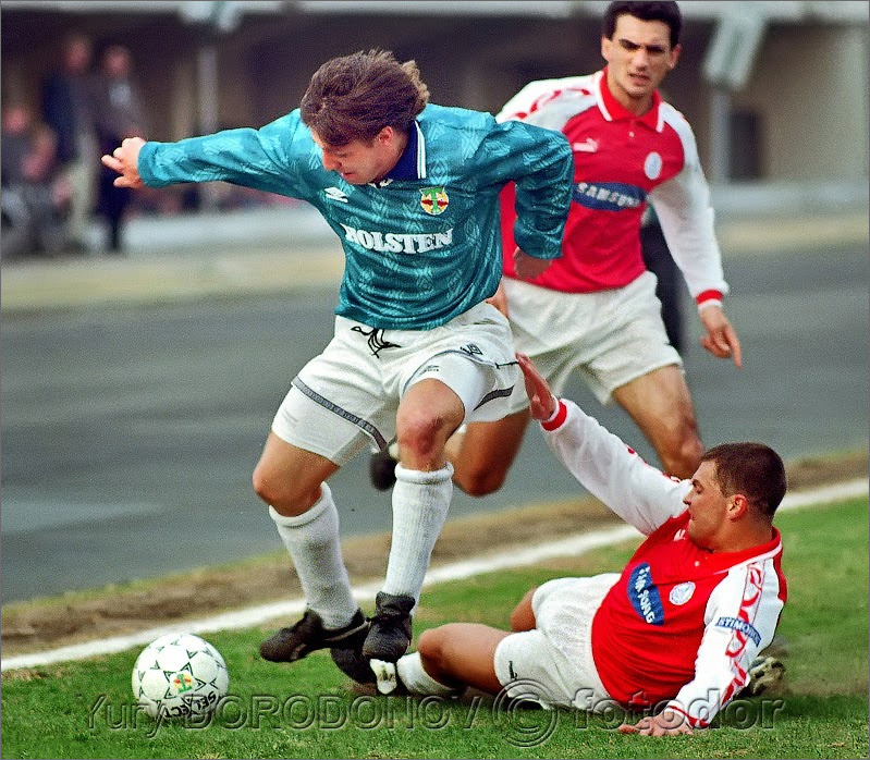 «Торпедо» - «Локомотив» (Москва) - 1:2. Торпедовец Сергей Борисов против железнодорожников Саркиса Оганесяна (вдали) и Алексея Арифуллина.