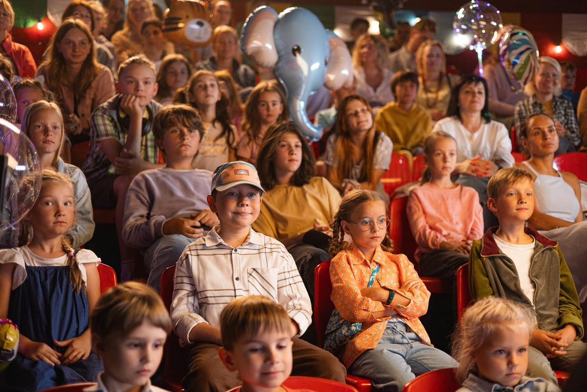 https://www.kino-teatr.ru/kino/movie/ros/176431/foto/1601819/#foto