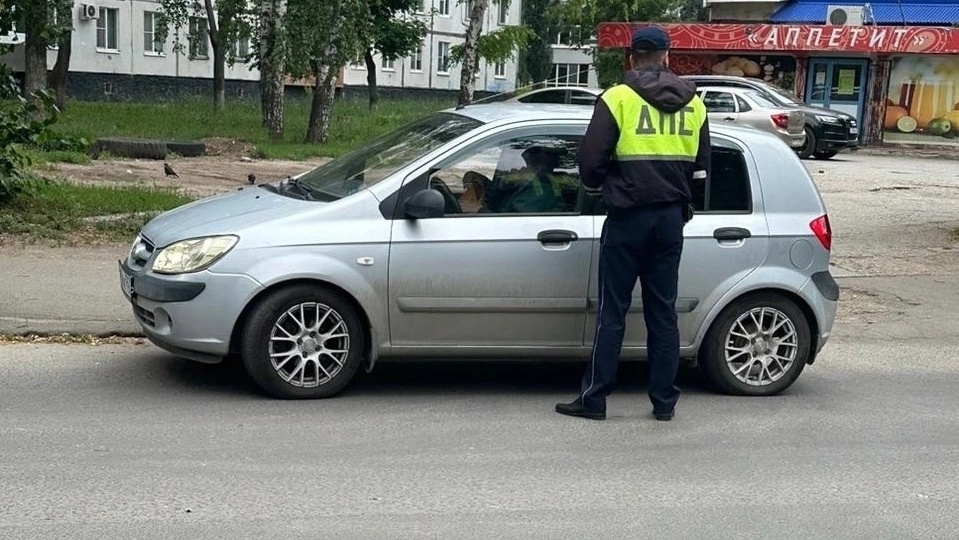 Остановил инспектор ДПС-«сзади пассажир не пристегнут ремнём безопасности, выписываю штраф»: кто будет оплачивать и как вести себя по закону