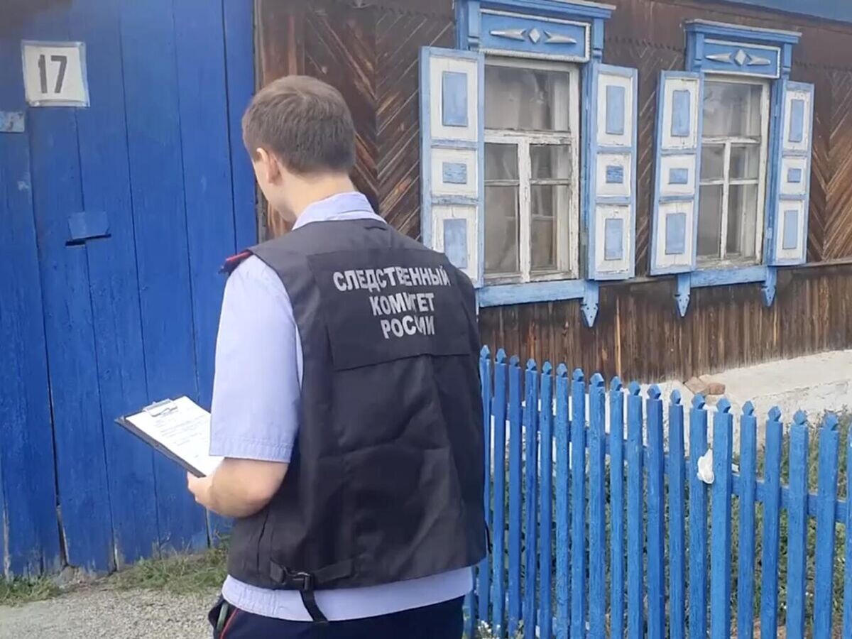    Сотрудник СК РФ у дома в Челябинской области, где маньяк 14 лет удерживал похищенную девушку© СК России
