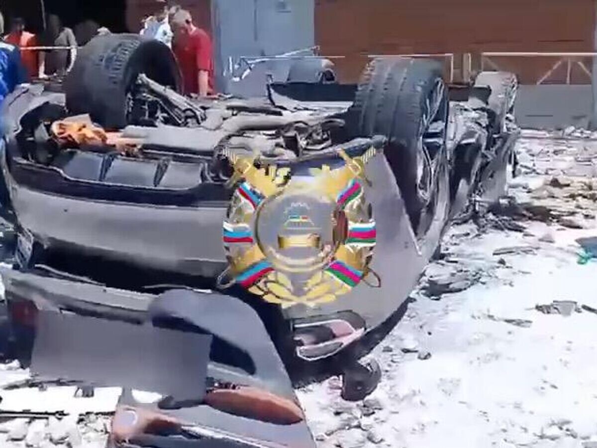    Машина вылетела со 2 этажа крытой парковки из ТРЦ "Галерея" в Краснодаре © 23 МВД/Telegram