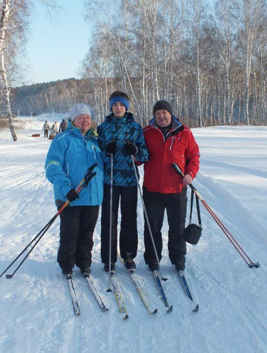 Маленький Даниил Уткин со своими бабушкой и дедушкой