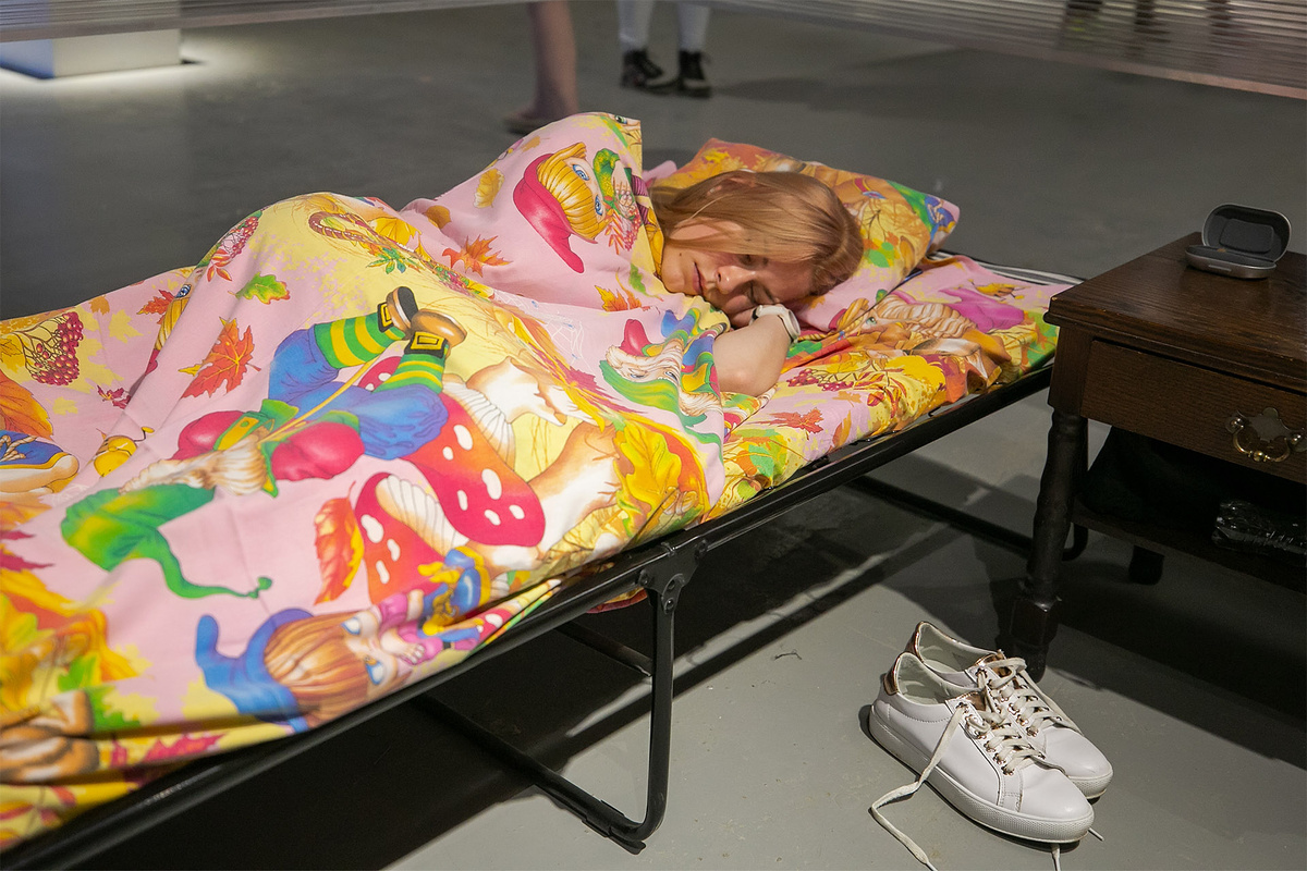    Экспозиция выставки «Мое детство пахнет цветущей яблоней, но я этого совсем не помню»