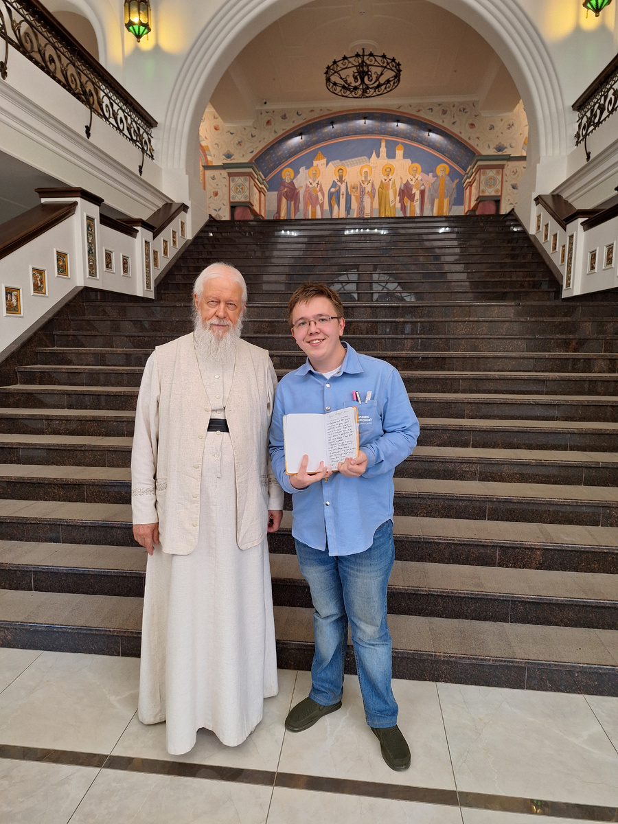 Епископ Августин (Анисимов) и Александр Шахкеримов на парадной лестнице 