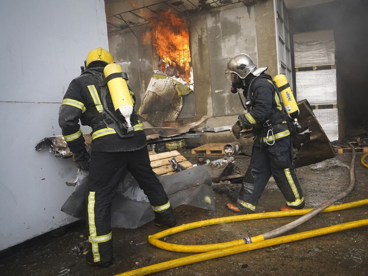    Пожарные на месте взрыва в Харькове© AP Photo / Andrii Marienko