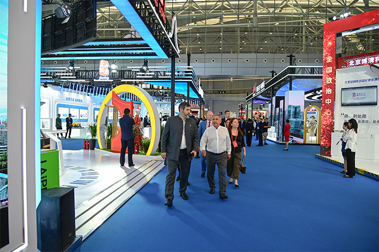    Главной целью поездки Рустама Минниханова в Китай стало участие в открытии 8-го ЭКСПО «Китай – Евразия» в городе Урумчи.   
Фото: rais.tatarstan.ru