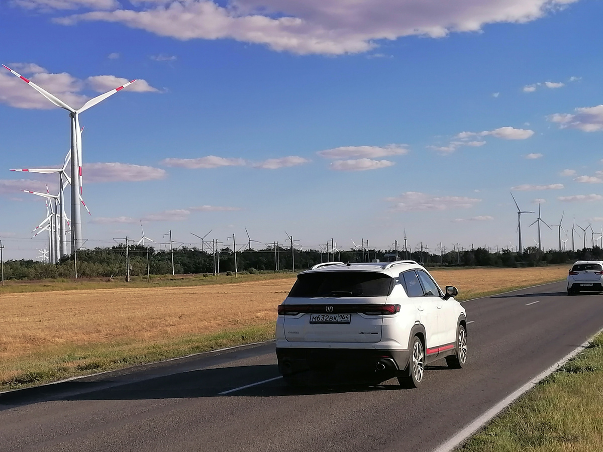 ветроэлектростанция с десятками ветрогенераторов