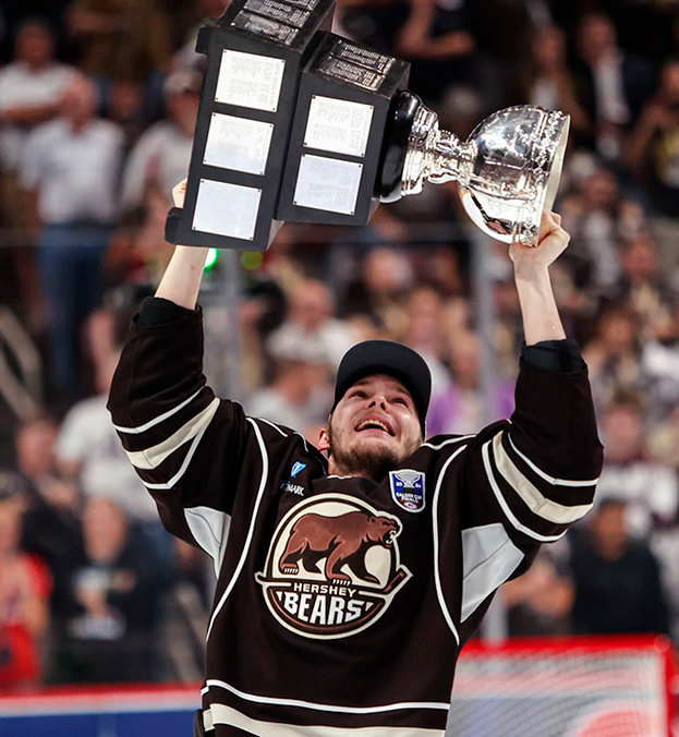    Иван Мирошниченко с Кубком Колдера.ХК «Херши Беарз»