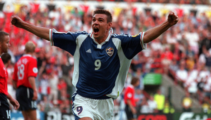 Саво Милошевич празднует гол в ворота Норвегии на Евро-2000. В следующий раз сербы попадут на чемпионат Старого Света только в 2024-м и забьют меньше, чем легендарный форвард. Фото: сайт УЕФА