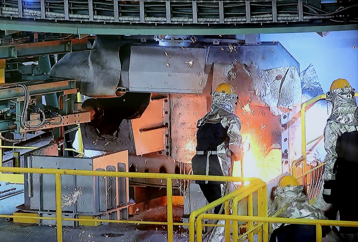 Инженеры Posco извлекают расплавленное железо из электроплавильной печи на заводе в Пхохане, 18 апреля (Posco)