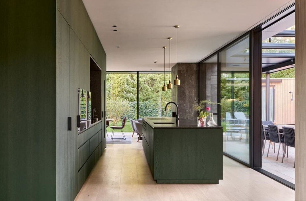 Дорогая госпожа Мяннле, как вы думаете, откуда взялась тенденция к использованию длинных деревянных половиц?
Настоящее дерево обладает ни с чем не сравнимым очарованием и пленяет наши чувства на всех уровнях. Планка длиной до 15 м просто впечатляет. Все начинается с запаха дерева, красивой текстуры, впечатляющего веса доски и внушающего трепет осознания того, что это дерево выросло до таких размеров за многие десятилетия. Все это сенсорные впечатления, которых мы жаждем в цифровом мире и которые превращают каждый дом в личное убежище.