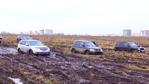 Народ бросается в страшную жижу на своих городских авто. Стихийное покорение бездорожье рядовыми 4х4.