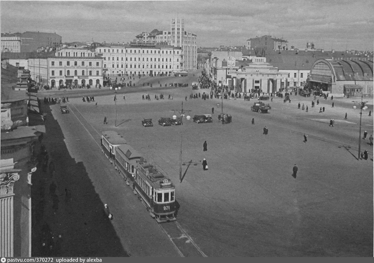 Та же самая Арбатская площадь с похожего ракурса, но в 1935-1936 годах, то есть после реконструкции. С сайта www.pastvu.com.