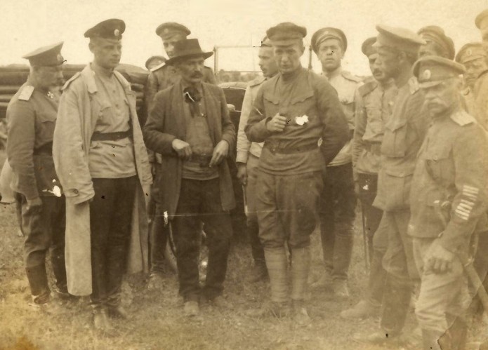 Керенский (в центре) и Деникин (крайний слева) в войсках.