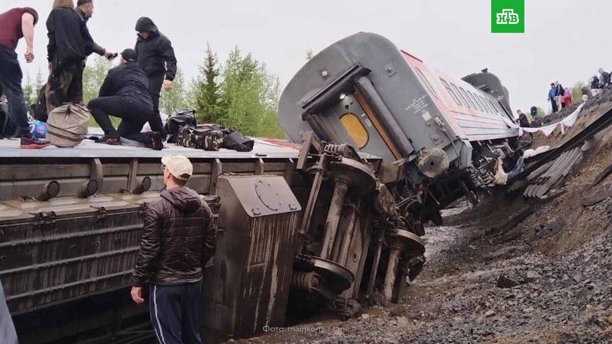   Видео с места схода девяти вагонов пассажирского поезда в Коми