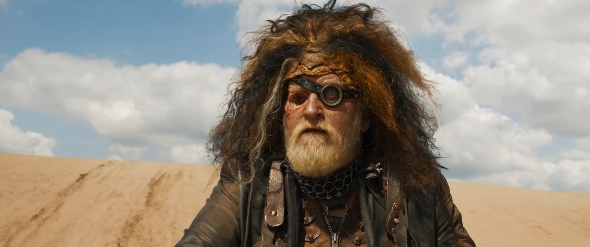 Этот же парень сыграл Несмертного Джо. Причём, по собственной инициативе, предложив свою кандидатуру режиссёру уже во время съёмок. 