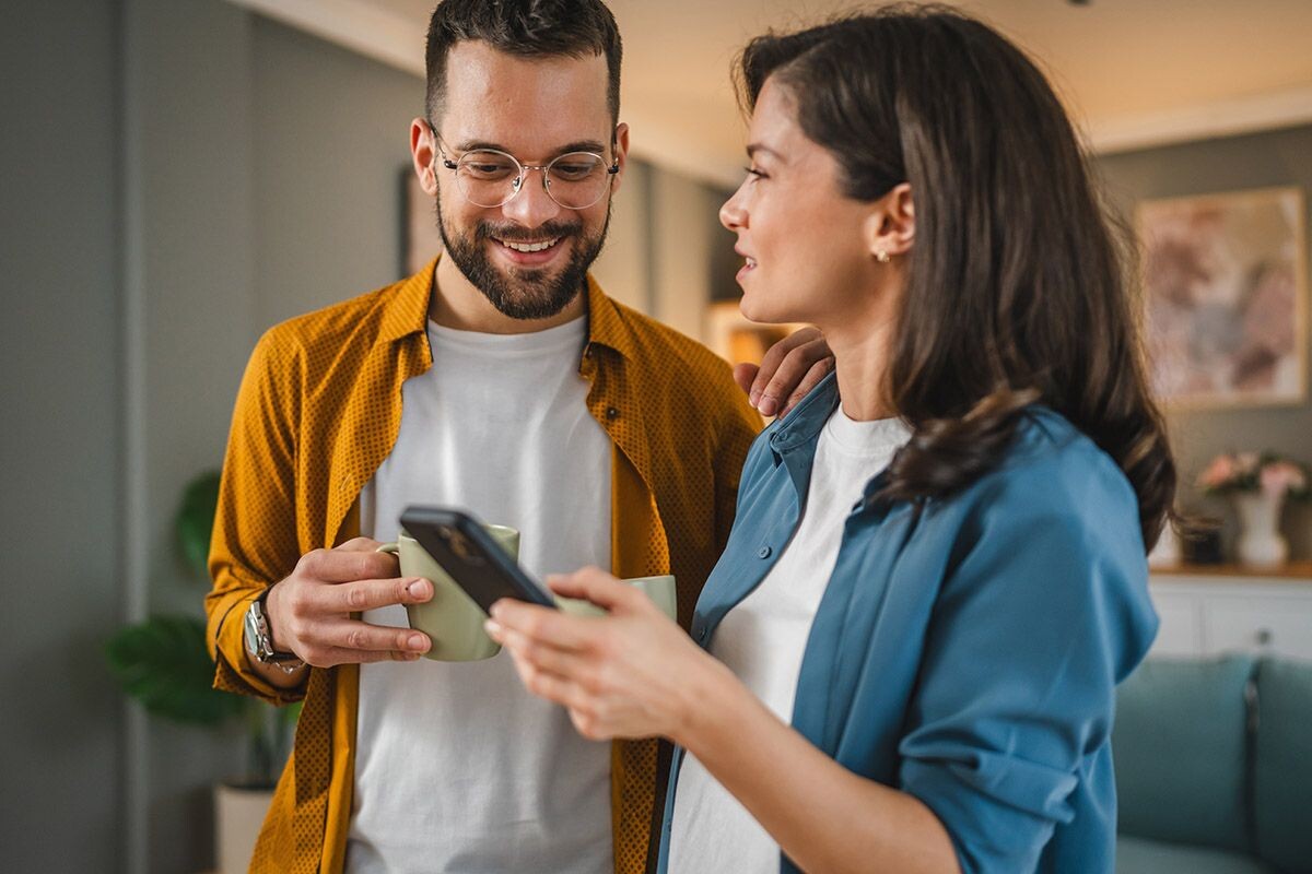 Делитесь советами с близкими и помогайте им осваивать технологии. Источник: Shutterstock📷
