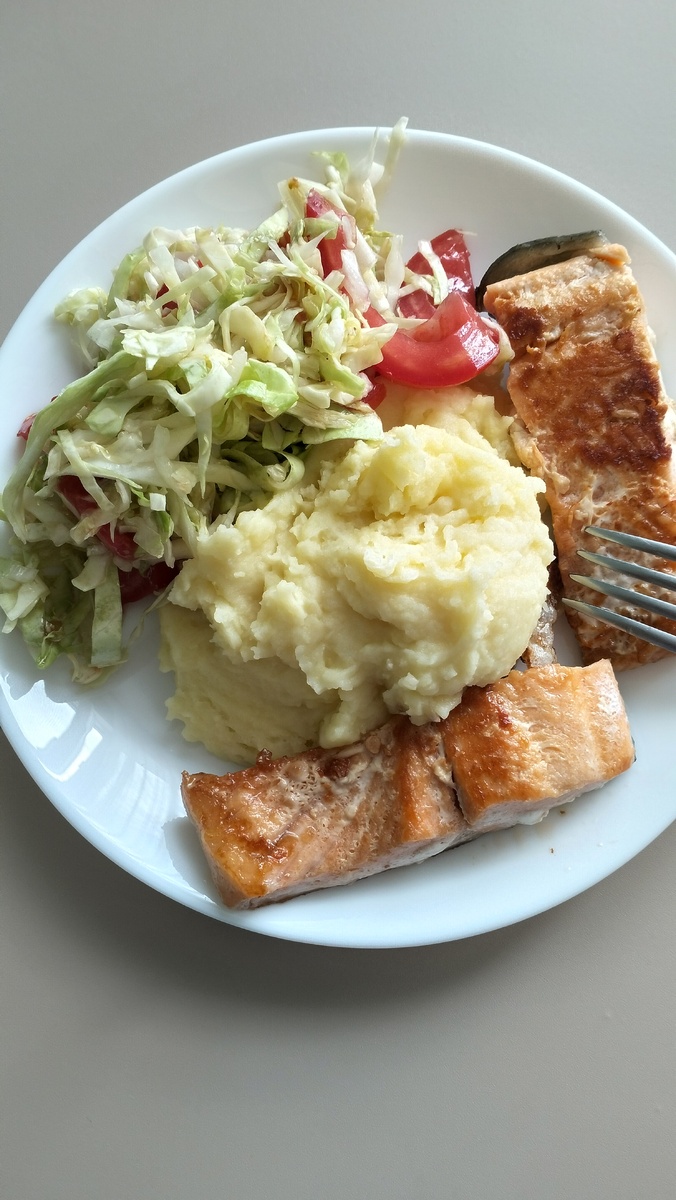 Рыба, пюре и салат из капусты с помидорами (у Алисы опять с огурцами) 