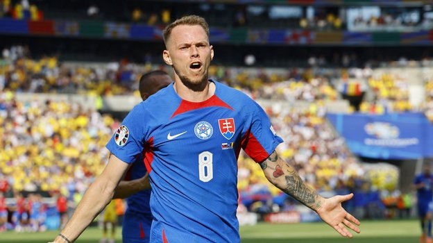    Ондрей Дуда празднует гол в ворота Румынии. Reuters