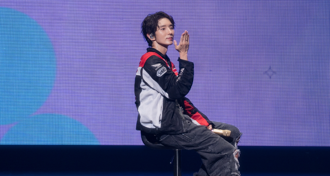 Вот эта показалсь до слёз трогательной. Джунги здесь послал воздушный поцелуй залу и кажется провожвает его (поцелуй) взглядом. В этом жесте почему-то увиделось много душевное доброты и светлоты. 