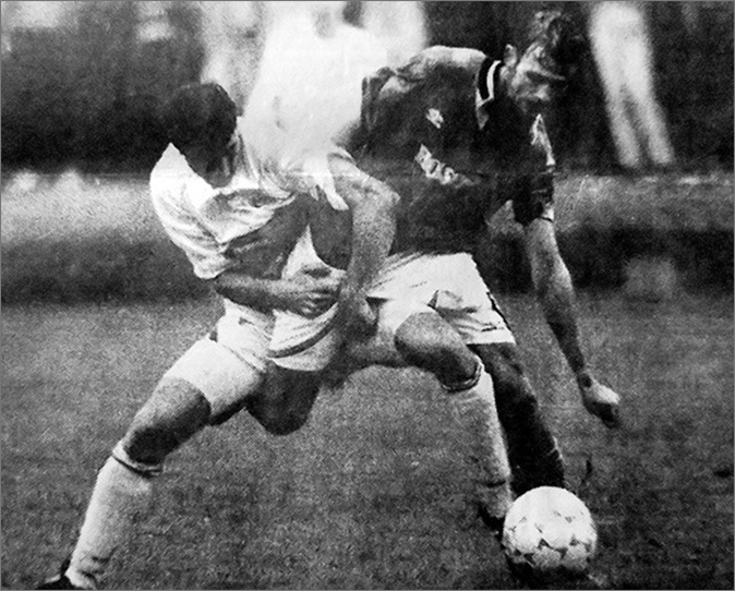 «Торпедо» - «Зенит» (Санкт-Петербург) – 2:1. В тёмном торпедовец Владимир Леонченко.