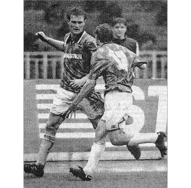 «Торпедо» - «Зенит» (Санкт-Петербург) – 2:1. Торпедовец Алексей Савельев (№13) спешит поздравить с забитым мячом Арсена Авакова.