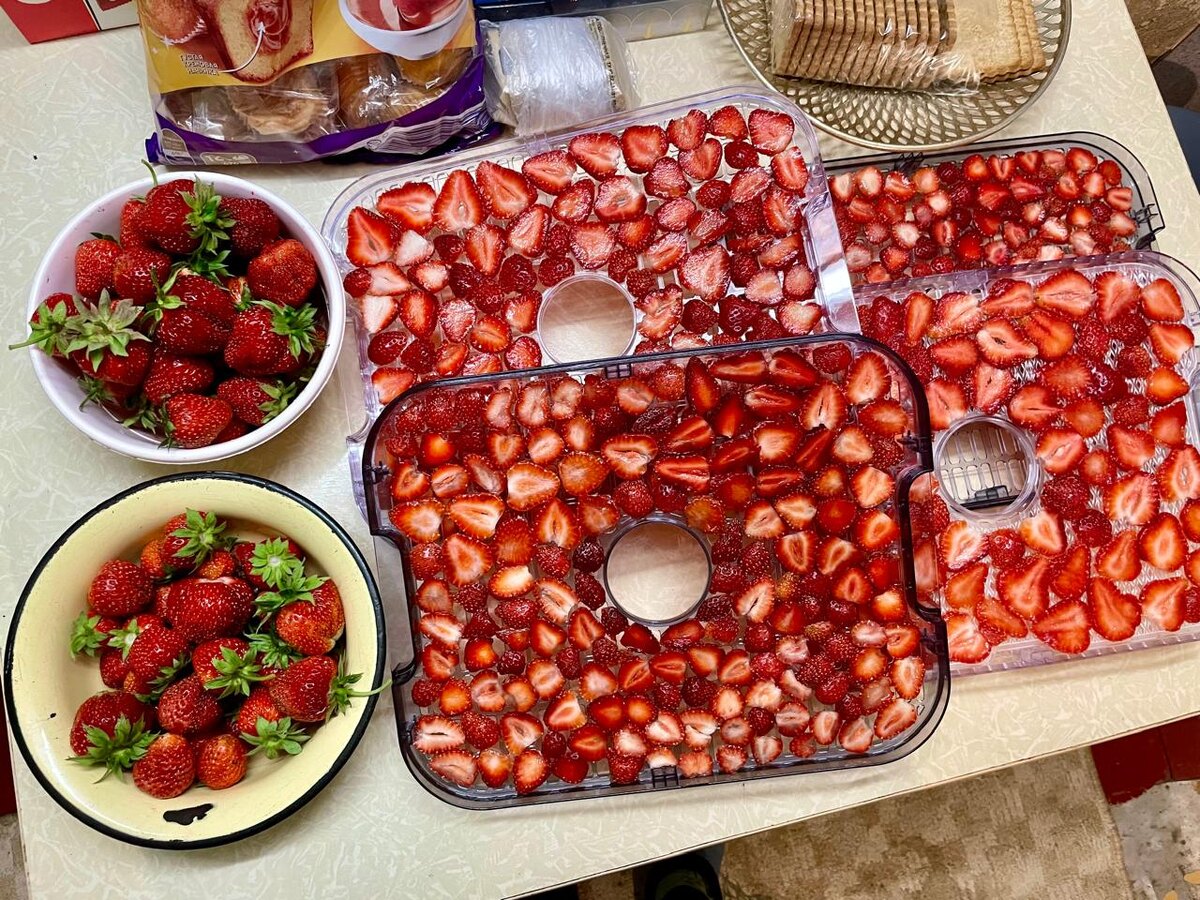 Ещё две миски собрала.