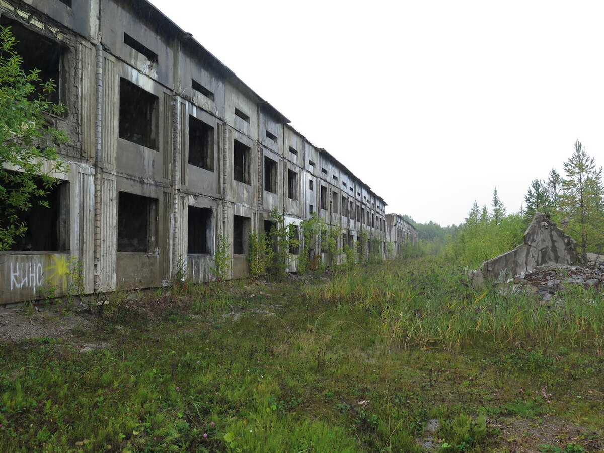 Недостроенные городок для летчиков и обслуги аэродрома