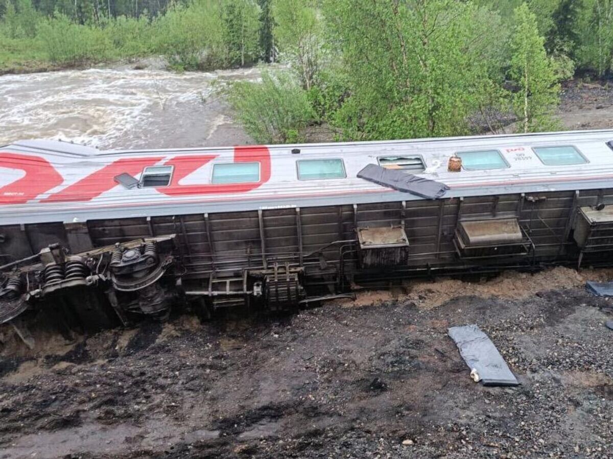    Место происшествия, где девять вагонов пассажирского поезда №511 Воркута – Новороссийск сошли с рельсов на перегоне в Коми© Фото : соцсети