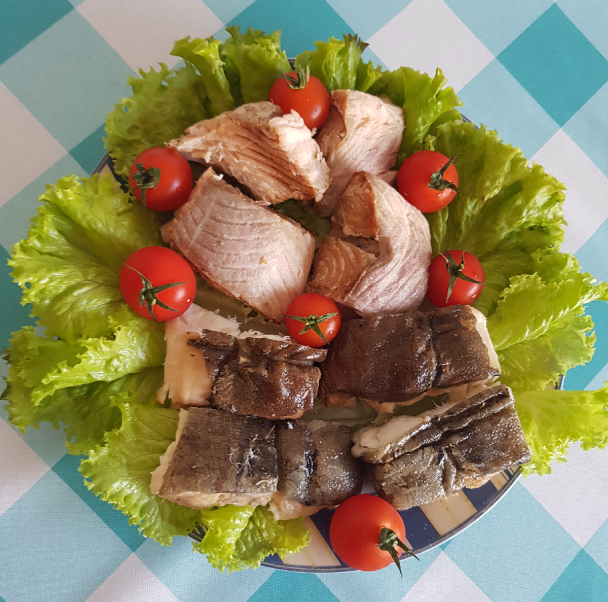 Копчёная зубатка и лосось.