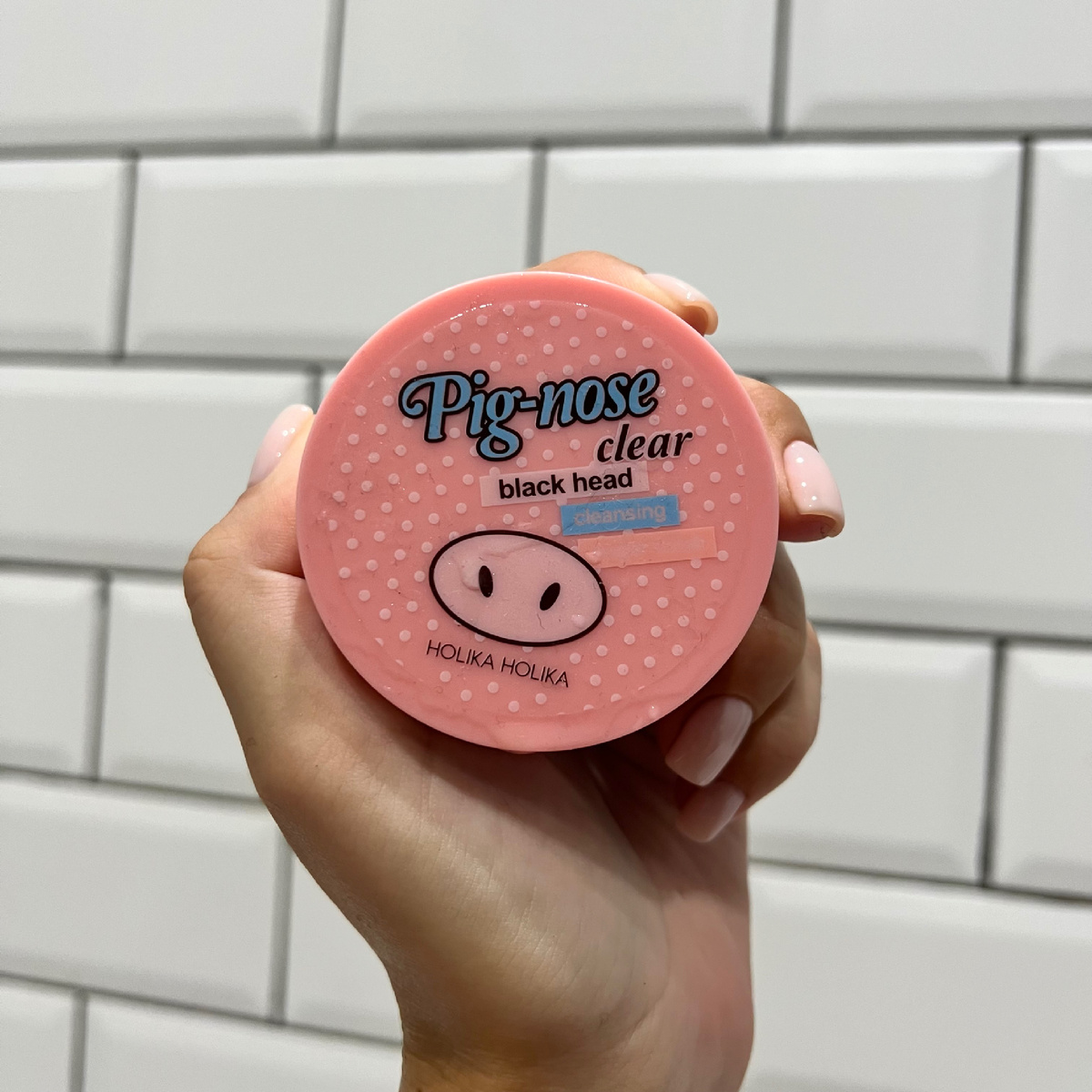 Если планируется мощный макияж, я полирую проблемные зоны вот таким скрабом